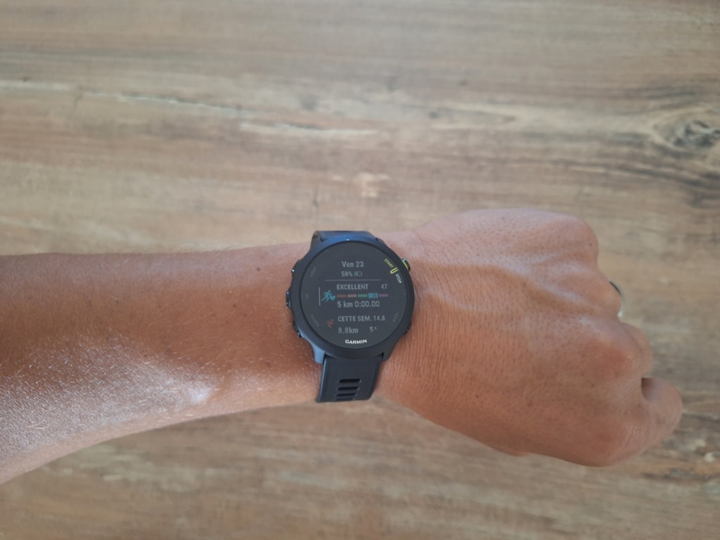 Garmin Forerunner 55 sur un poignet homme