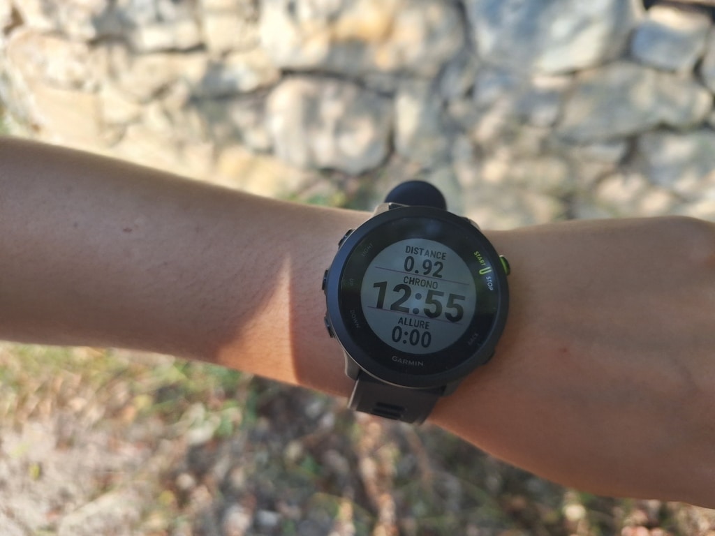 Garmin Forerunner 55 sur un poignet fille